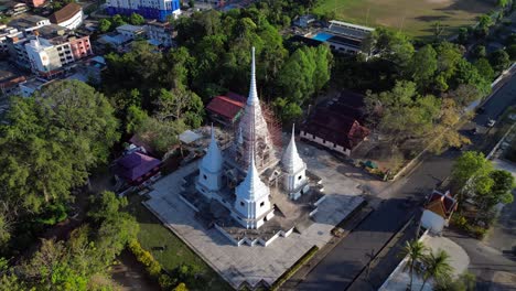 Ruhiger-Traditioneller-Thailändischer-Tempelkomplex,-Tropische-Landschaft