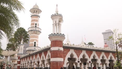Mezquita-Roja-De-Estilo-Antiguo-En-El-Centro-De-La-Ciudad-De-Kuala-Lumpur,-Malasia