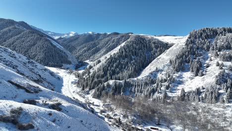 Drohnenaufnahmen-Vom-Winter-In-Den-Bergen-In-Kirgisistan