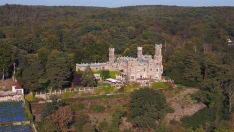 Majestätisches-Schloss-Am-Ruhigen-Fluss