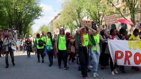 Junge-Demonstranten-Demonstrieren-Mit-Schildern-Und-Westen-Für-Die-Umwelt-In-Schweden,-Klimamarsch