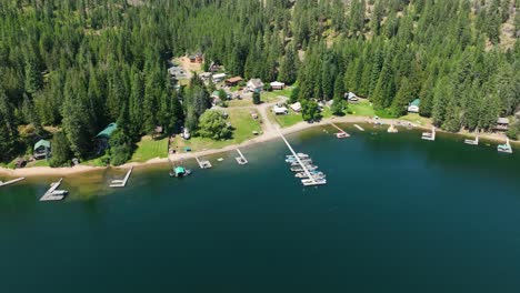 Drohnenaufnahme-Des-Ufers-Des-Spirit-Lake-Mit-Privaten-Anlegestellen-Und-Booten