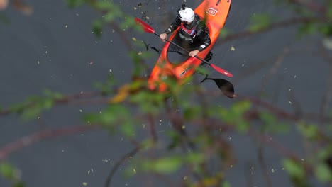 Kajakfahren-Im-Gleichtakt:-Ein-Zeitlupentanz-Dreier-Kajaks-Auf-Ruhigem-Wasser