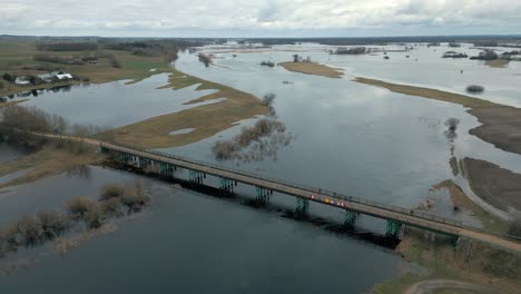 Brücke-über-Den-überfluteten-Fluss-Narew-Und-Die-Auen-In-Polen