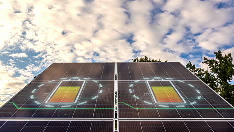 Zeitraffer-Von-Wolken,-Die-über-Solarzellen-Ziehen,-Mit-Visualisierung-Des-Ladevorgangs-Der-Batterie