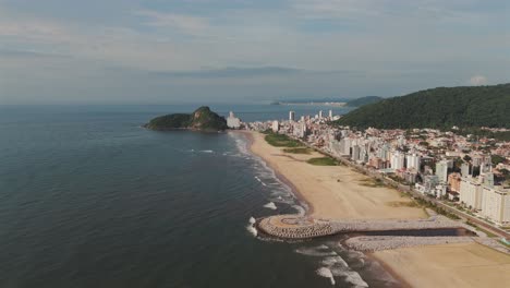 Ein-Atemberaubendes-Luftbild-Des-Caiobá-Strandes,-Das-Seine-Wunderschöne-Küstenlinie-Mit-Der-Kulisse-Charmanter-Gebäude-Zeigt