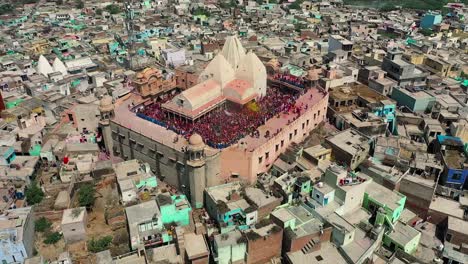 Vista-Aérea-De-Drones,-La-Cámara-De-Drones-Pasa-Por-Encima-Del-Templo-Donde-Muchas-Personas-Juegan-En-Color