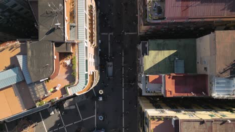 Vista-Aérea-De-Arriba-Hacia-Abajo-De-Vía-Toledo,-Gente-Caminando-Por-Una-Calle-Muy-Transitada