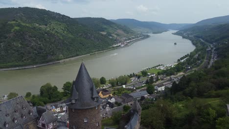 Castillo-Medieval-De-Stahleck-En-Lo-Alto-De-Pintorescas-Ciudades-Del-Valle-Del-Rin,-Vista-Aérea