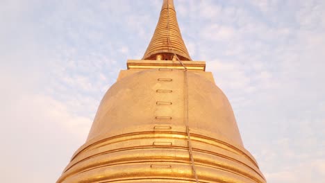 Pagoda-Dorada-En-La-Cima-Del-Monte-Dorado-En-El-Casco-Antiguo-De-Rattanakosin-De-Bangkok,-Tailandia