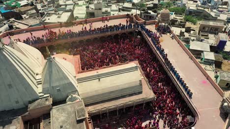 Vista-Aérea-De-Drones-Cámara-De-Drones-Avanzando-Con-Mucha-Gente-Arrojando-Cucharones-Y-Hombres-Babeantes-Tomándola