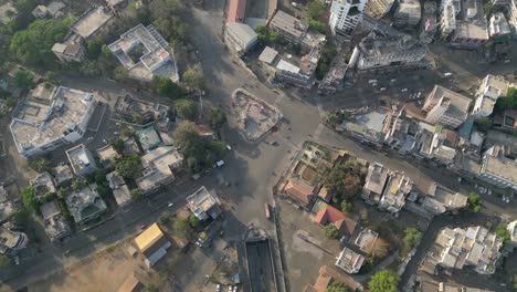 Círculo-De-Chhatrapati-Shivaji-Maharaj,-Vista-360d-Del-Drone-Ganesh-Mandir-En-Satara-En-Maharashtra