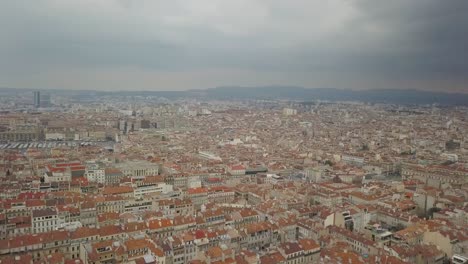 Luftaufnahme-Eines-Drohnenflugs-über-Der-Stadt-Marseille,-Schwenk-Von-Rechts-Nach-Links,-Drohne,-Frankreich,-Gesamtaufnahmen