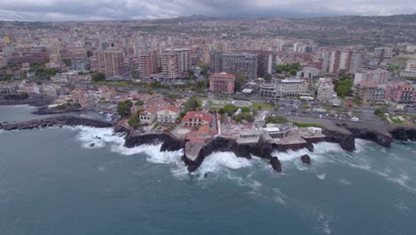 Luftaufnahme-Einer-Weiten-Umlaufbahn-über-Der-Küste-Von-Catania,-Sizilien,-Italien