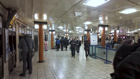 Menschen-Passieren-Den-Bahnhof-Piccadilly-Circus-In-London,-England,-Das-Konzept-Der-Städtischen-Mobilität-Und-Der-Transiteffizienz