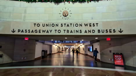 Terminal-De-Pasajeros-Casi-Vacía,-Gran-Entrada-De-La-Union-Station-West,-California