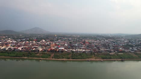 Atemberaubende-Luftlandschaft-Des-Mekong-Und-Der-Wohnhäuser-Im-Bezirk-Chiang-Khan-In-Thailand