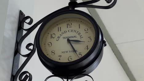 Vintage-wall-clock.-Vintage-style-interior