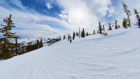 Practicantes-De-Snowboard-En-Las-Montañas-De-Colorado-Cuesta-Abajo