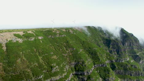 Windturbinen-Im-Windpark-Pedras,-Eingehüllt-In-Wolken-In-Serra-De-Agua,-Portugal