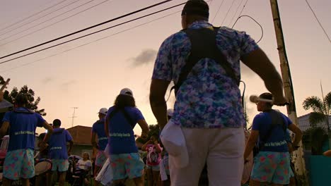 Los-Bateristas-Bailan-Y-Giran-Al-Atardecer-Durante-El-Desfile-De-Carnaval.