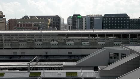 Escena-Diurna-Que-Captura-La-Estación-De-Kioto-Y-Las-Líneas-Ferroviarias-Shinkansen,-Que-Representan-La-Fusión-De-La-Arquitectura-Urbana-Con-El-Transporte-Contemporáneo-En-Japón.