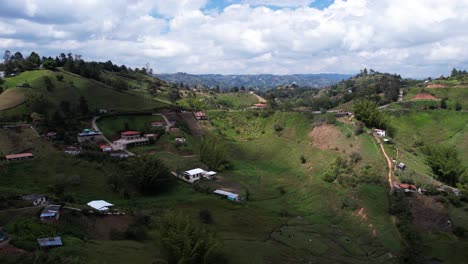 Vista-Aérea-Del-Pueblo-Y-Paisaje-Verde-En-La-Región-De-Guatape,-Antioquia,-Colombia.