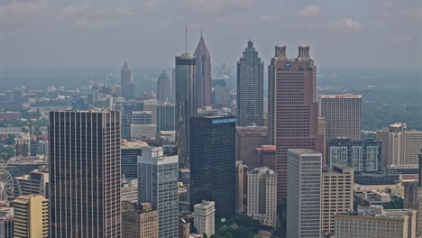 Atlanta,-Georgia,-Luftaufnahme-Eines-V970-Hyperlapse-Drohnenüberflugs-über-Die-Südliche-Innenstadt,-Der-Ein-Urbanes-Stadtbild-Mit-Hochhäusern-Und-Wolken-Am-Himmel-Einfängt-–-Aufgenommen-Mit-Mavic-3-Pro-Cine-–-August-2023