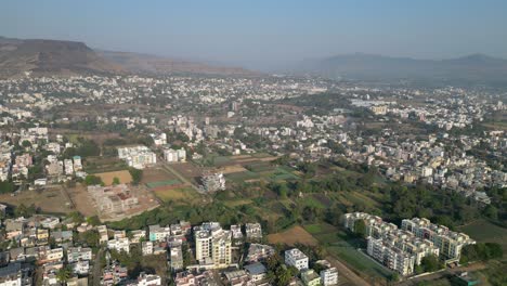 Satara-Greneryfeelds-Stadtmorgen-Nahaufnahme-Mit-Breiter-Drohnenansicht-In-Maharashtra