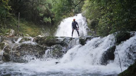 Aufregendes-Canyoning-Duo:-Abenteuer-Auf-Einer-Natürlichen-Wasserrutsche