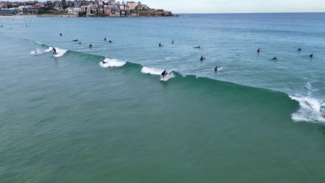 Toma-Aérea-Con-Drones-Siguiendo-A-Surfistas-Desde-Bondi-Beach-En-Sydney