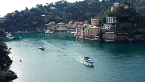 Touristenboot-Legt-Vom-Berühmten-Portofino-An-Der-Italienischen-Riviera-Ab