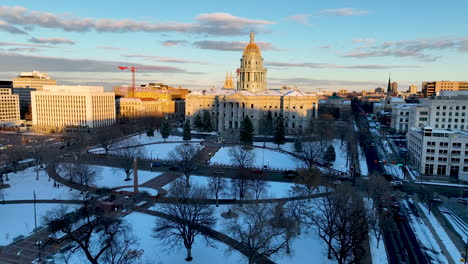 Luftaufnahme-über-Dem-Verschneiten-Lincoln-Veterans-Memorial-Park-In-Richtung-Colorado-State-Capitol