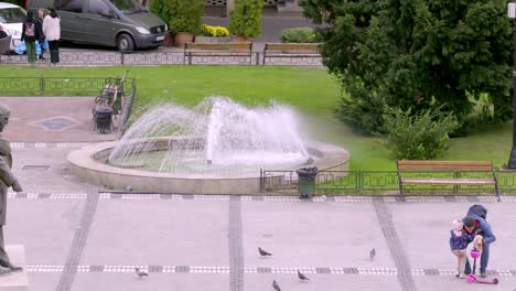 Fuente-En-El-Patio-Delantero-Del-Grand-Hotel-Traian-En-Iasi,-Rumania