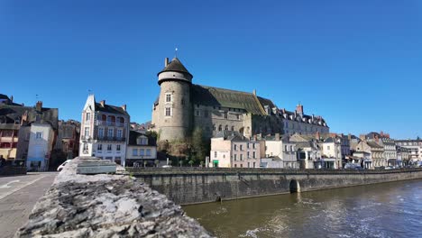 Castillo-De-Laval-Y-Río-Mayenne,-Francia