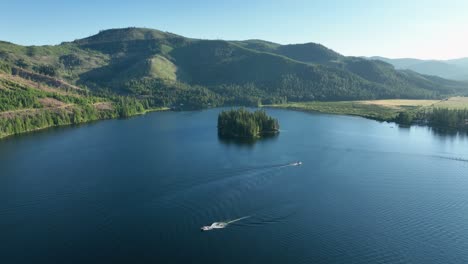 Drone-shot-of-Spirit-Lake,-Idaho-with-boats-on-the-lake-near-sunset