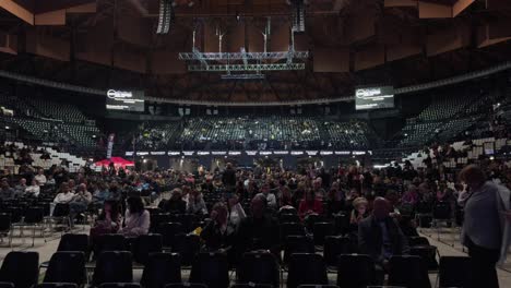 Menschen-In-Der-Unipol-Arena-In-Casalecchio-Di-Reno,-Bologna,-Italien