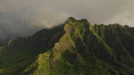 Drohne-Fliegt-Bei-Sonnenaufgang-In-Richtung-Der-Ko&#39;olau-Berge-Auf-Oahu-In-Hawaii