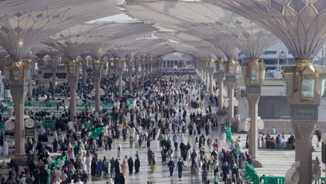 Muslim-Pilgrims-At-The-Courtyard-Of-Prophet's-Mosque-In-Medina,-Saudi-Arabia