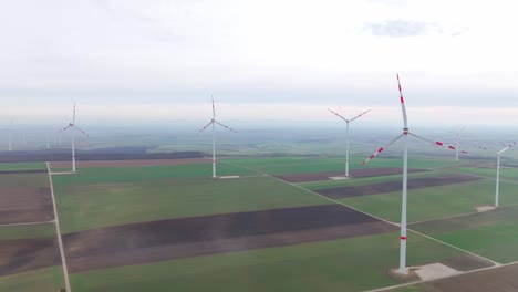 Windkraftanlagen-Stehen-Auf-Ländlichen-Landschaft-An-Einem-Nebligen-Morgen