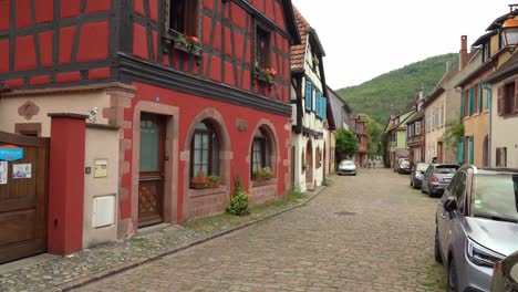 Rote-Farbe-Fachwerkhaus-Im-Dorf-Kayserberg