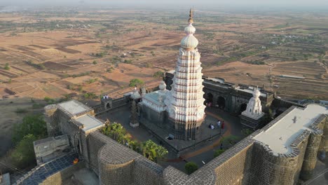 Templo-Yamai-En-La-Colina-Vista-De-Drones-360d-Cerca-Del-Museo-Y-Biblioteca-Shri-Bhavani-Aundh-En-Maharashtra