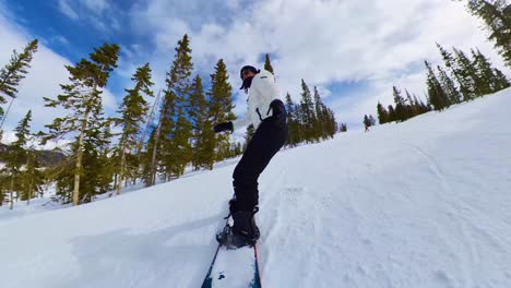 Snowboarder-Hält-Schnell-Den-Berg-Hinunter-In-Colorado