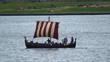 The-British-Re-enactment-Viking-ship-of-Regia-Anglorum,-“The-Boar”,-on-a-training-sailing-trip-in-Cardiff-Bay,-Wales