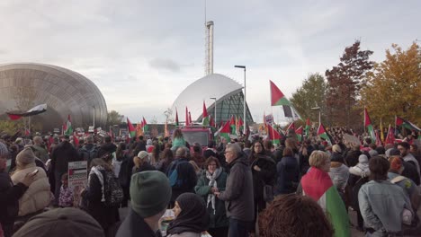 Eine-Totalaufnahme-Der-Pro-palästinensischen-Proteste-Vor-Dem-Wissenschaftsmuseum-In-Glasgow
