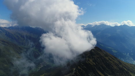 Toma-Aérea-De-Drones-Del-Majestuoso-Pico-De-La-Montaña-Rocosa