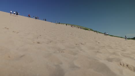 Sleeping-Bear-Sand-Dunes-National-Lakeshore-Dünenbesteigung-Mit-Menschen,-Die-Auf-Den-Dünen-Laufen-Und-Gimbal-Video,-Das-Tief-Nach-Vorne-Läuft