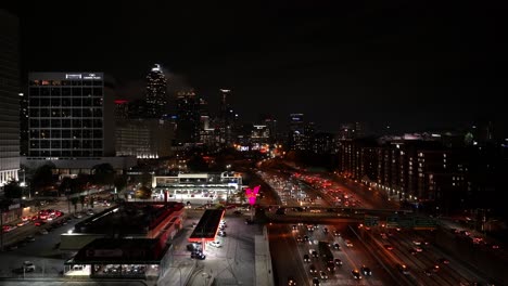 Hora-Punta-Del-Tráfico-De-La-Autopista-Del-Conector-Del-Centro-Del-Centro-De-Atlanta-Con-Rascacielos-A-La-Vista