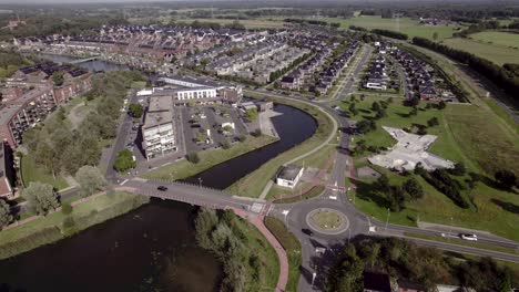 Leesten-Viertel-Im-Flachland-Mit-Straßen,-Einkaufszentrum,-Freizeitbereich-Im-Grünen,-Stadtplan