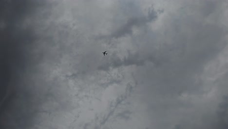 Un-Avión-Volando-Bajo-Nubes-Oscuras,-Un-Cielo-Nublado,-Alerta-Meteorológica,-Airbus-A380